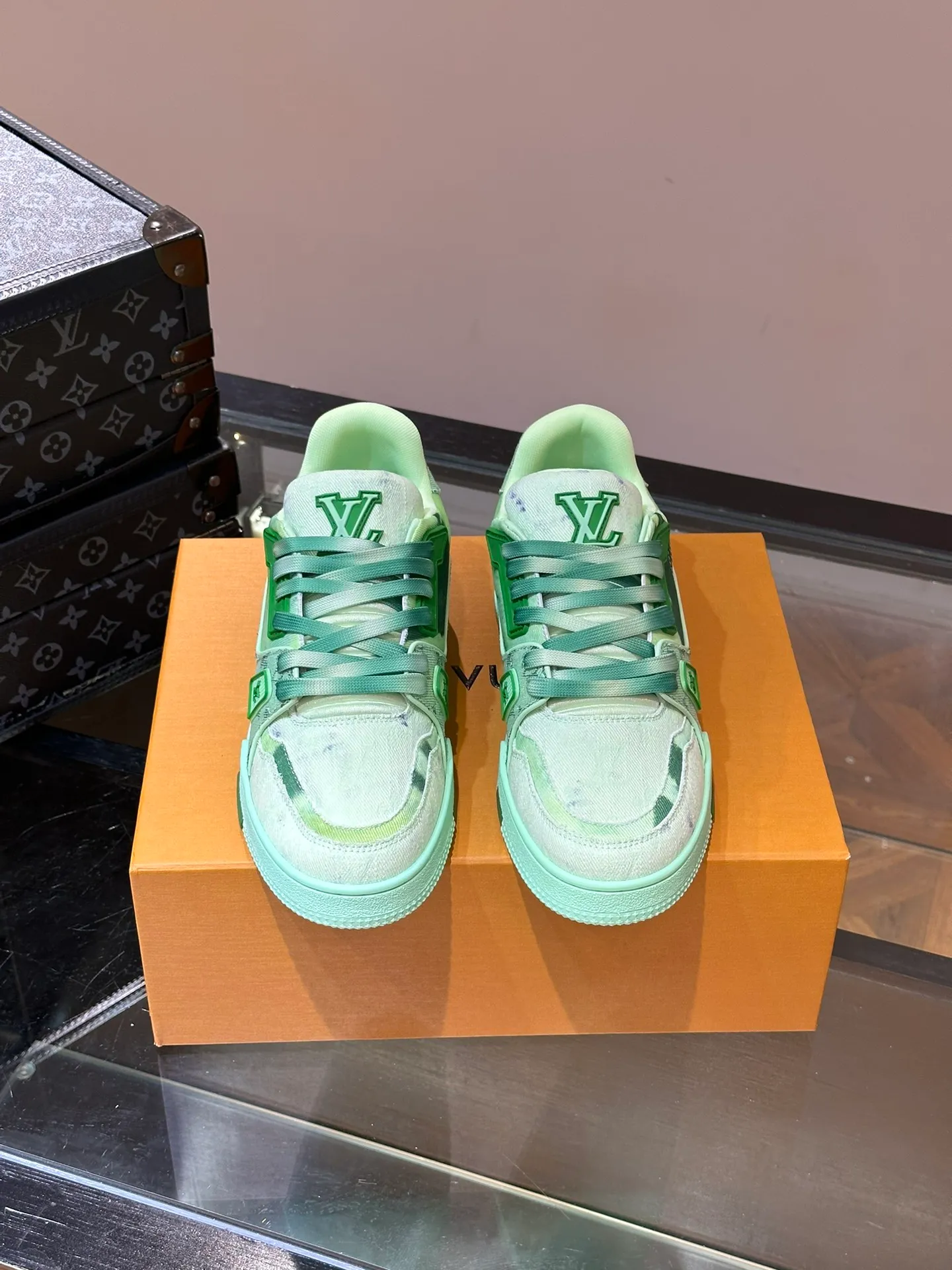 p840 TRAINER Men's canvas distressed sneakers, this LV Trainer sneaker is made of Monogram bleached denim to create a distressed look, reinterpreting Virgil Abloh's original design. Gradient laces complete the trendy details, rubber LV letters are marked on the tongue and side, technical rubber outsole blooms with Monogram flowers, and thick and lightweight EVA rubber outsole completes the whole. The upper is embellished with intricate prints and embroidered Monogram flowers. The rubber-injected rubber outsole continues the iconic elements, with a thick padded collar. The tongue, sides and rear are decorated with LV letters. The outsole is decorated with Monogram flowers. The standard insole continues the comfort experience. Size: 38-45